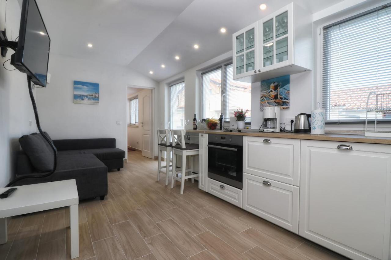 Apartments Korina & Dadi 로비니 외부 사진
