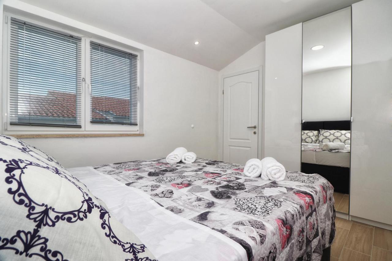 Apartments Korina & Dadi 로비니 외부 사진