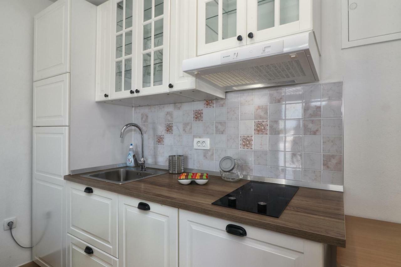 Apartments Korina & Dadi 로비니 외부 사진