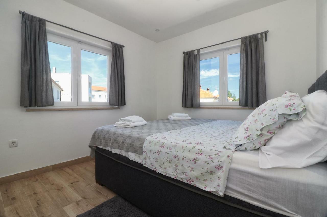 Apartments Korina & Dadi 로비니 외부 사진