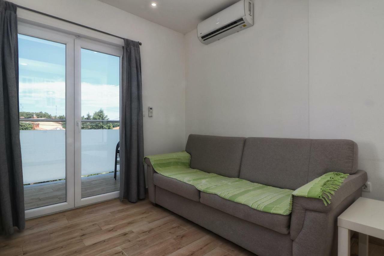 Apartments Korina & Dadi 로비니 외부 사진